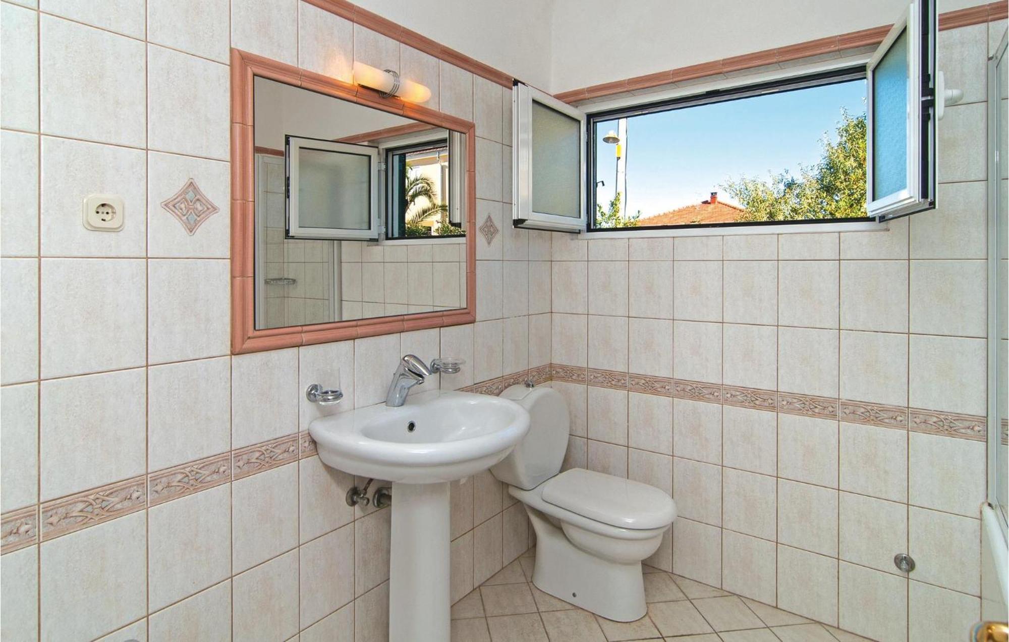 3 Bedroom Cozy Home In Supetar Exterior photo